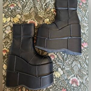 Demonia platform boots